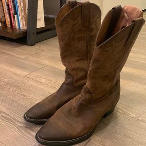Ariat Men’s Western Boots. Size 9.5D. Good condition, just normal wear and tear.